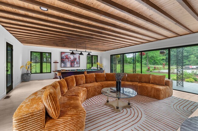 Building Photo - 372 Tucker Hill Rd