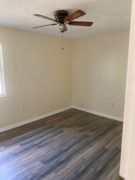 Building Photo - 701 Airoso Rd SE