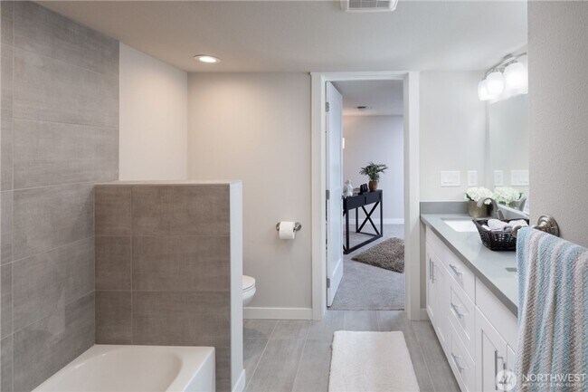 Building Photo - Roomy Updated Columbia City Home for Lease