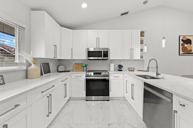 Building Photo - 5136 Beechwood Rd