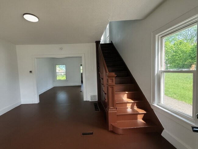 Building Photo - 724 S Linden Ave