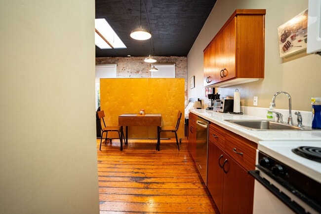 Building Photo - 422 1st St