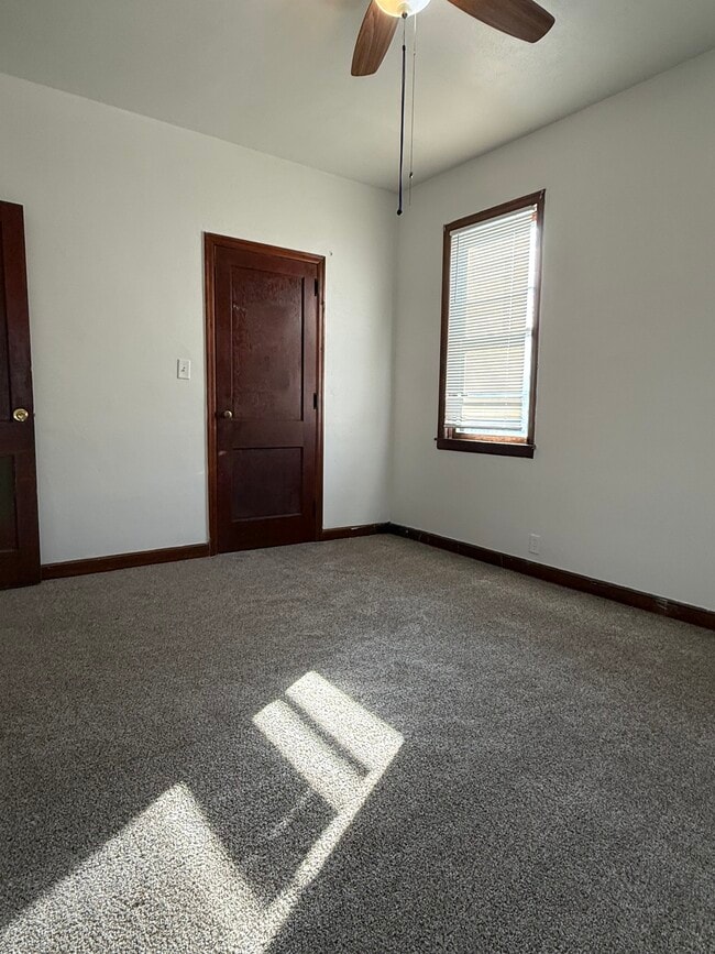 Building Photo - 825 9th Ave N