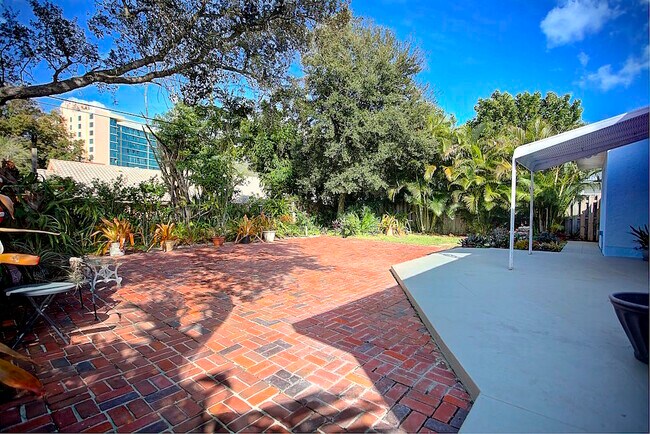 Building Photo - 1679 Pleasant Dr