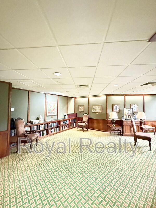 Building Photo - 555 Hahaione St