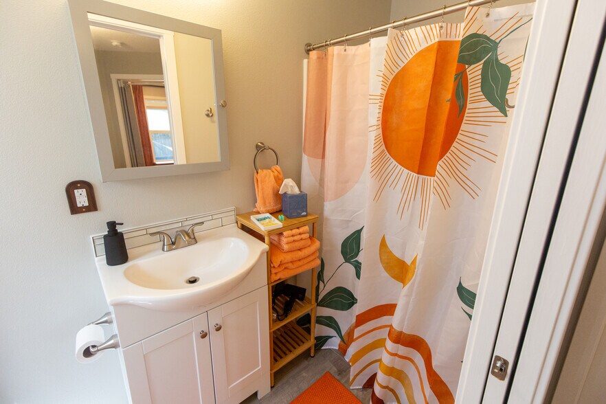 Building Photo - 5604 SE 97th Ave