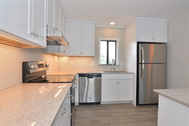 Building Photo - 361 W Lake Faith Dr