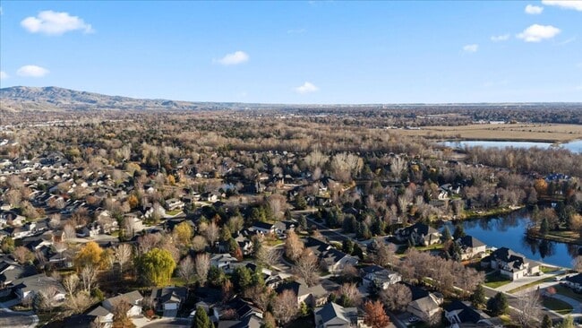 Building Photo - Quiet, Convenient, and Spacious 5 Bedroom 4 Bathroom Home