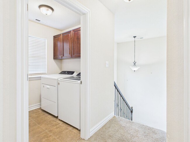 Building Photo - Spacious 4-bedroom, 3-bathroom home in Che...