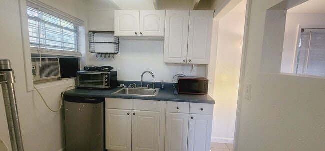 Building Photo - MIDTOWN Furnished Cottage W/ Utilities, Wi...