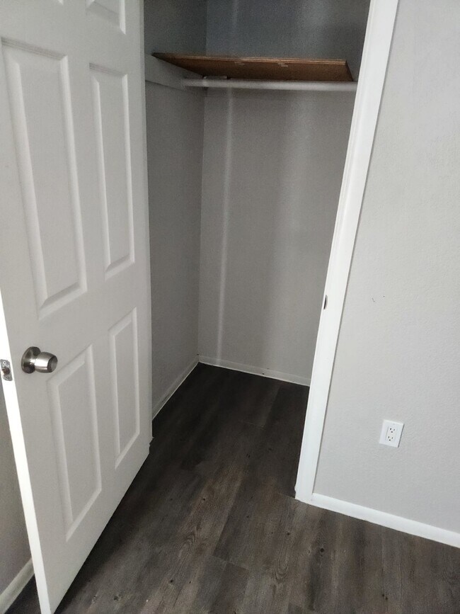 Building Photo - FABULOUS 2 BEDROOMS AND 1 BATHROOM FOR LEASE