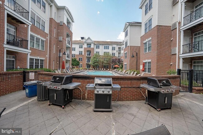 Building Photo - 300 W Elm St