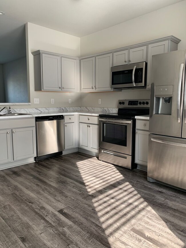 Building Photo - 3 bed 2 bath-Valley View-2 Car Garage