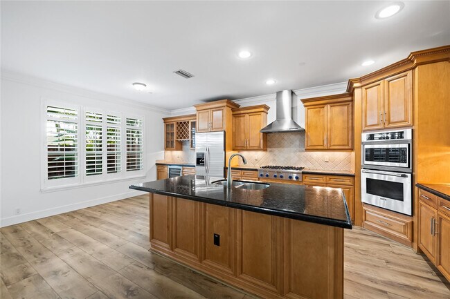 Building Photo - 218 NE 15th Ave