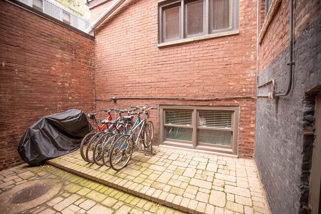 Building Photo - 816 N Dearborn St