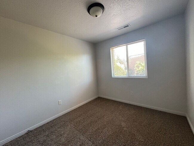Building Photo - 450 W 200 S