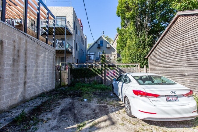 Building Photo - Wicker Park 1bed/1bath in AMAZING LOCATION! Internet & Laundry Included!