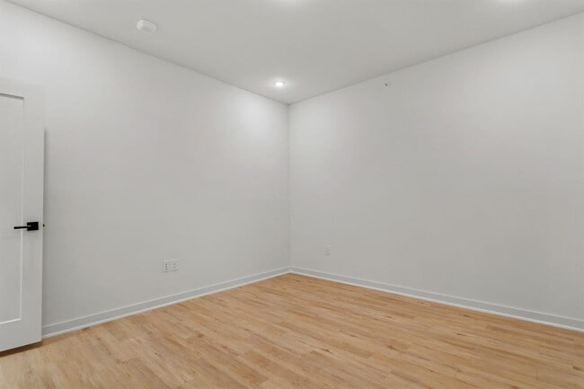 Building Photo - 100 Mockingbird Ln W