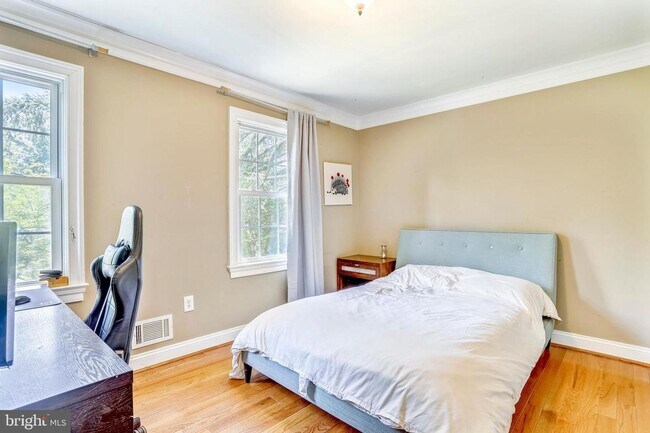 Building Photo - Renovated 6 bedroom/3.5 bath home in Winston Churchill school district.