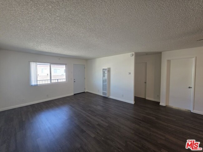 Building Photo - 11716 Oxford Ave