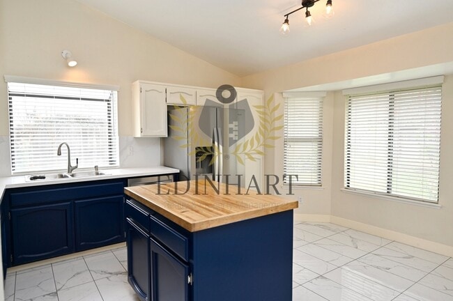 Building Photo - 6447 N Vagedes Ave