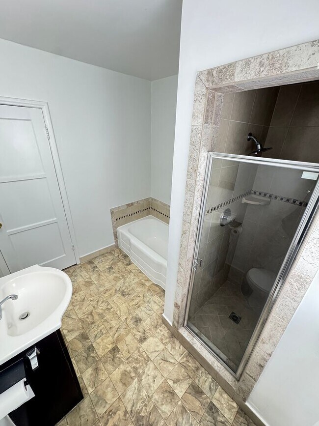 Building Photo - Quaint 3 bedroom Apt Home on 439-443 N. Spaulding Ave.