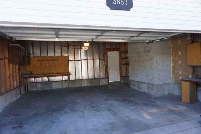 Building Photo - Quiet 5 Bedroom 3 Bath West Jordan Home