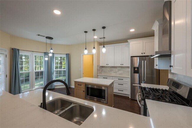 Building Photo - 2433 Gablewood Dr NE