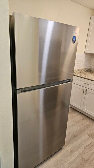 New stainless steel refrigerator - 18717 Hamilton St