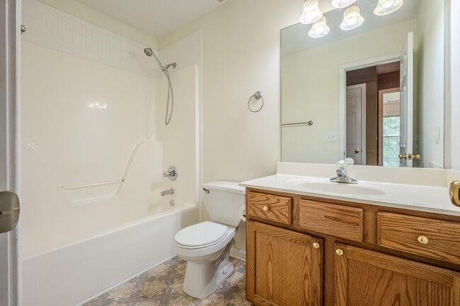 Building Photo - Beautiful 4 Bedroom Home on Large Private Lot in Hoschton