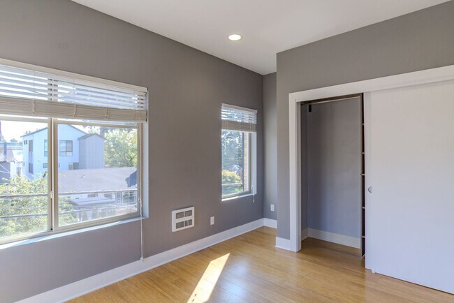 Building Photo - 3Bd/2.5Ba Seattle Townhouse
