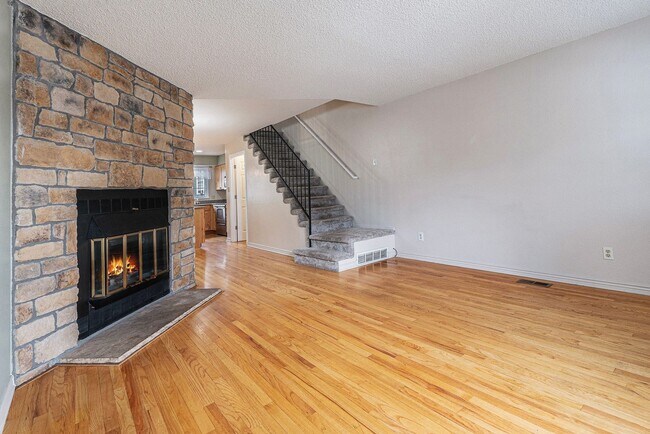 Building Photo - 3 Bedroom 2 Bathroom End Unit Townhome!