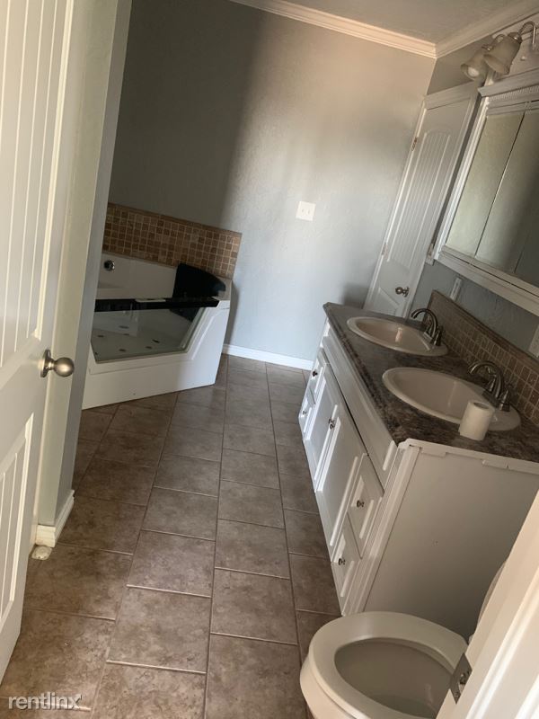 Building Photo - 4 br, 3 bath House - 115 G St