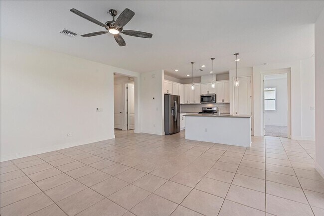 Building Photo - 3 bedroom house with garage