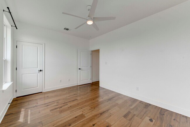 Building Photo - AVAILABLE NOW!