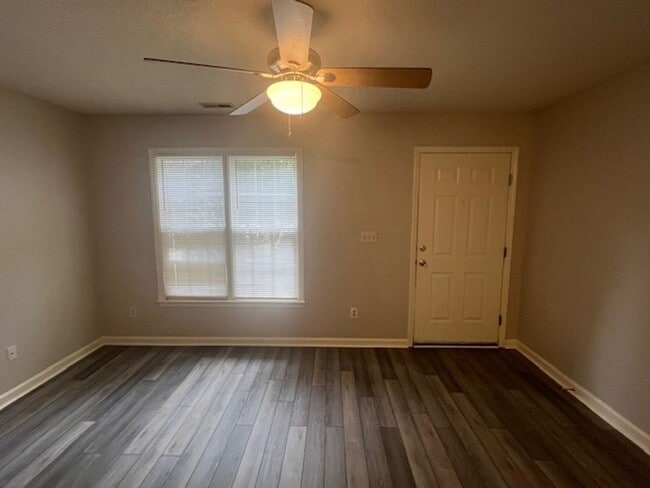 Building Photo - Neighborhood Pool! North Raleigh Location!...