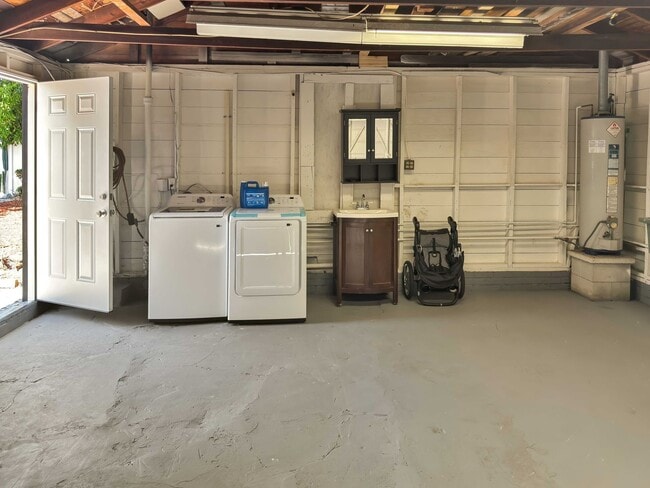 Building Photo - Recently Updated 3/2 with Pool and 2 Car Garage