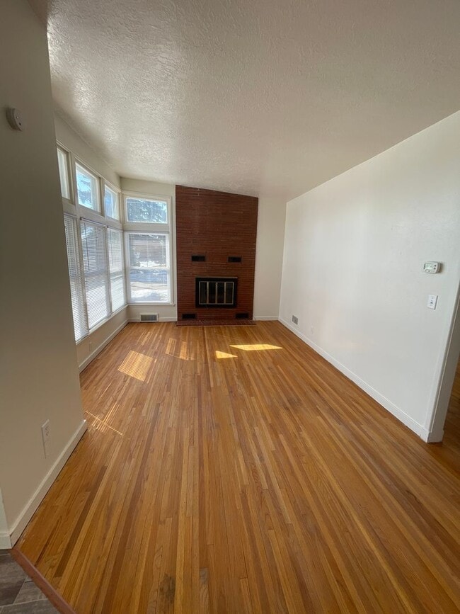 Building Photo - 2 Bedroom Home