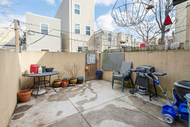 Building Photo - Point Breeze 2 Bedroom, 2.5 Bathroom Home