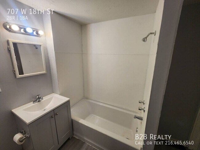 Building Photo - 707 W 18th St