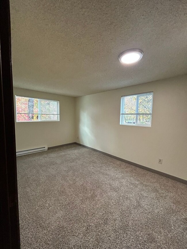 Building Photo - (946) 2780-B - Beautiful Updated 2-bedroom/1-bath