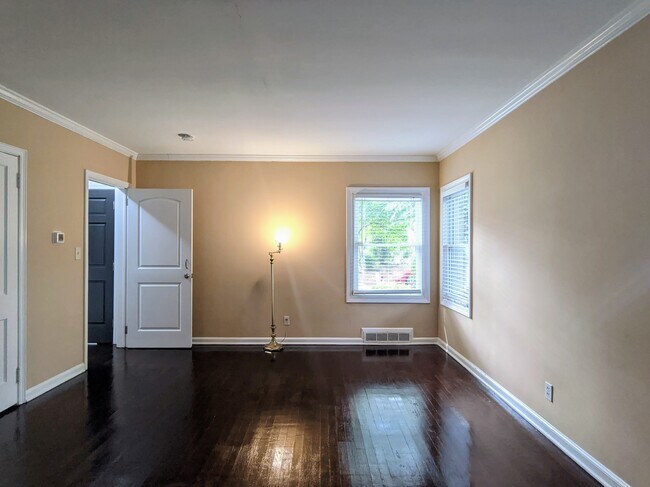 Building Photo - Charming 1 Bedroom Duplex in Buckhead!
