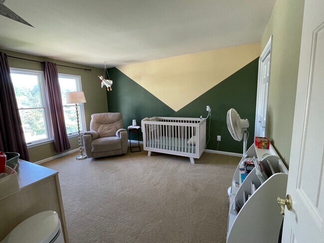 Building Photo - 727 Macphail Ct S