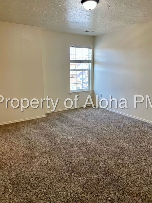 Building Photo - 1063 W Pine Ave