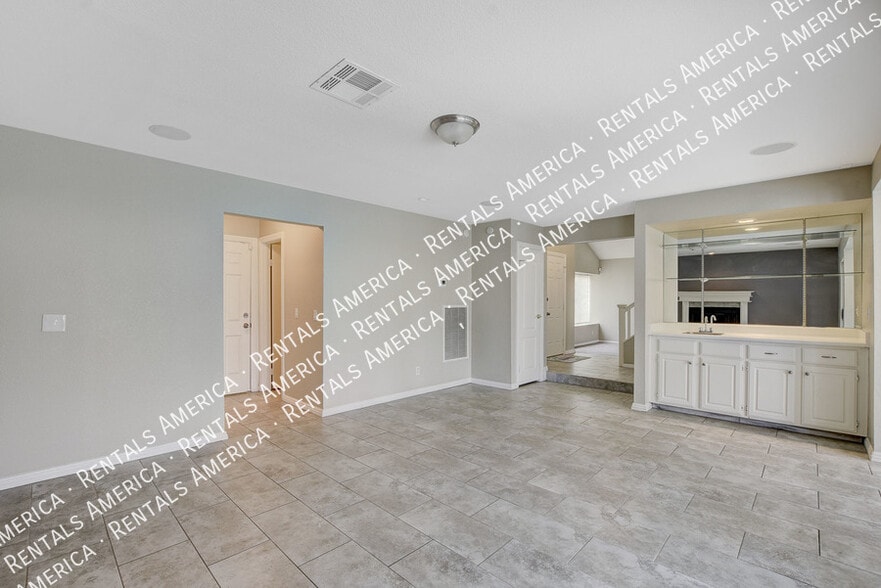 Building Photo - 319 Simon Bolivar Dr