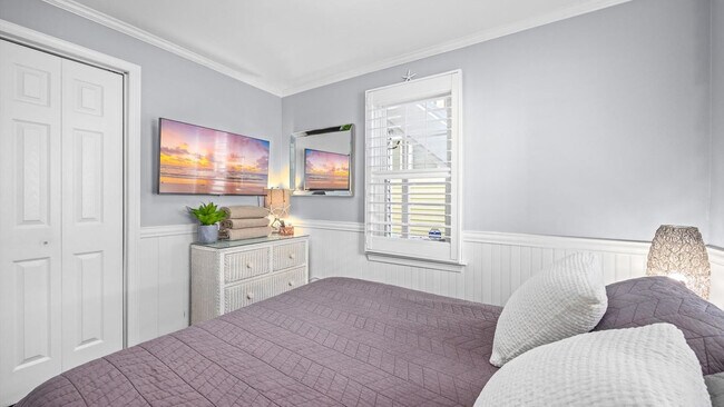 Building Photo - 816 St James Pl