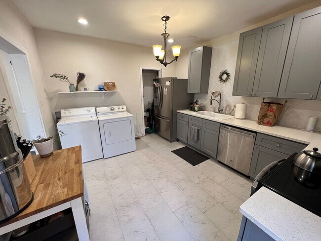 Building Photo - 615 Parkview Ave