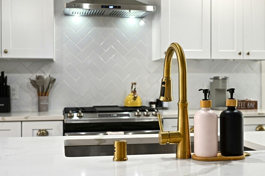 Full Kitchen - 9414 Meadow Vale