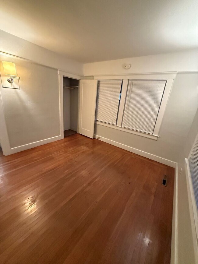 Building Photo - Cozy 2 bed 1 bath available now!