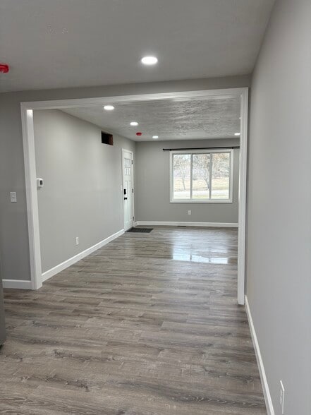 Building Photo - 3140 Springmill West Rd